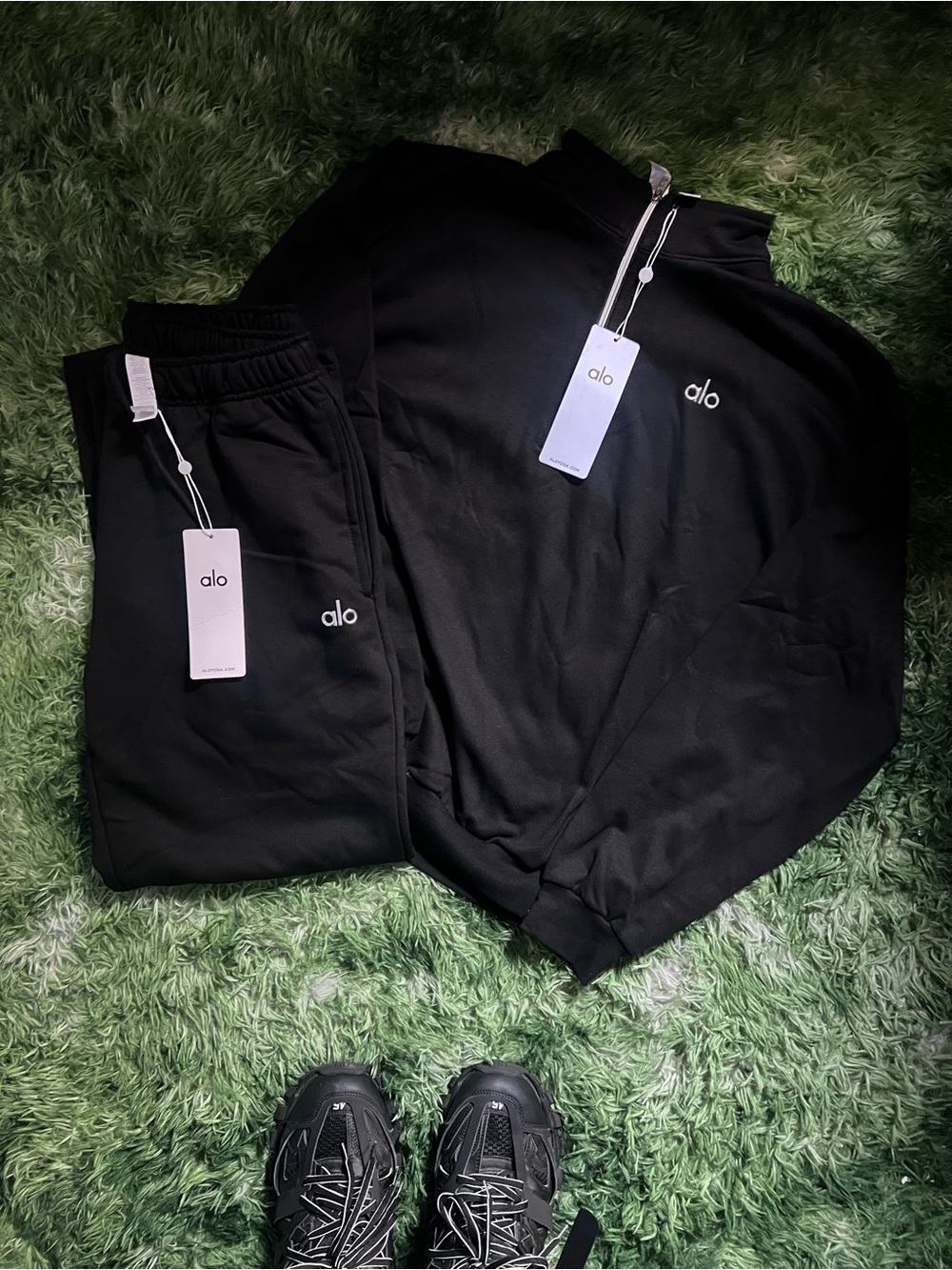 ALO Yoga Men’s Black Jogger Set (size L)